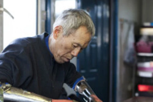 Người đàn ông tự chế tay giả 