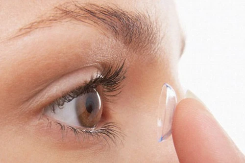 Lý do đeo kính áp tròng dễ nhiễm trùng mắt