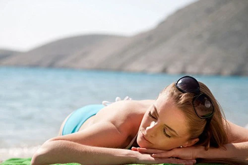 Phụ nữ trẻ hơn khi tránh ánh nắng mặt trời