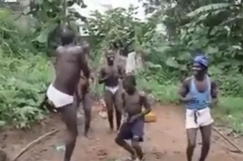 Điệu nhảy độc đáo của "nhóm núi rừng"