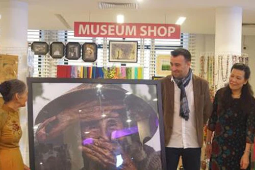 Tặng ảnh cho "Bà cụ đẹp nhất thế giới"