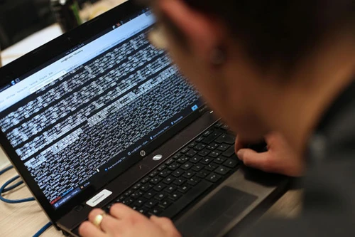 Suýt mất 1 tỷ USD vào tay tin tặc