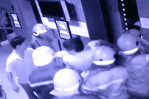 Khoảnh khắc giải cứu 16 người mắc kẹt trong thang máy chung cư