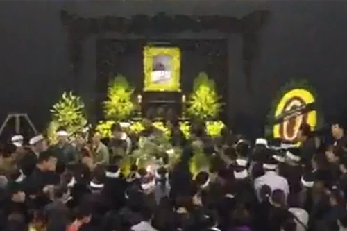 Video mọi người đi vòng quanh linh cữu tiễn biệt Trần Lập 