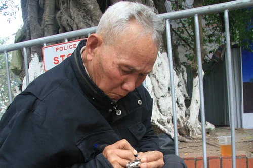 Người khắc bút cuối cùng trên phố Đinh Tiên Hoàng