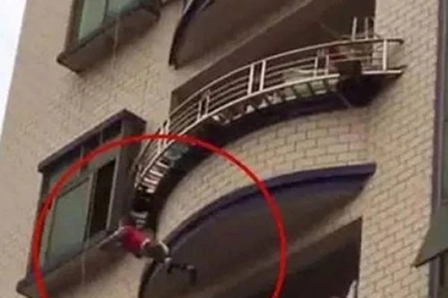 Thót tim đỡ bé 1 tuổi ngã từ tầng 5 xuống đất