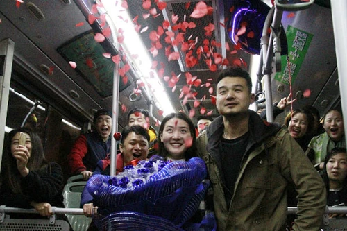 Cầu hôn trên xe buýt