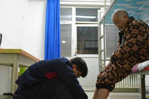 Đưa cha bị liệt vào trường chăm sóc