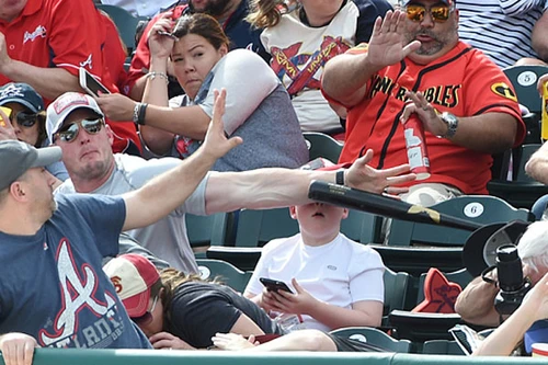 Cha đỡ gậy bóng chày, cứu con trai