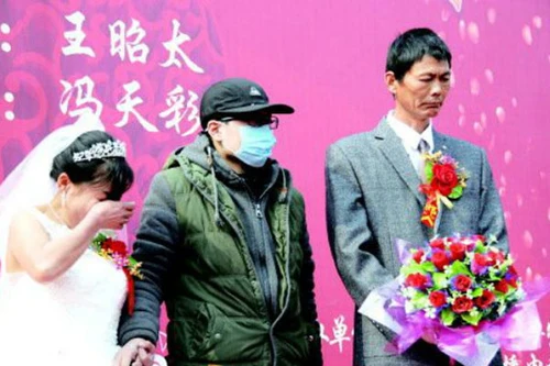 Ngừng chữa bệnh, lấy tiền làm đám cưới cho mẹ