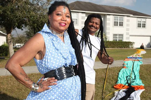 Người phụ nữ tóc dài gần 17m lấy chồng