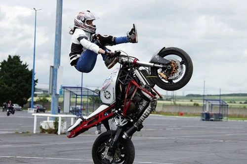 Trình diễn xe mô tô thể thao phân khối lớn