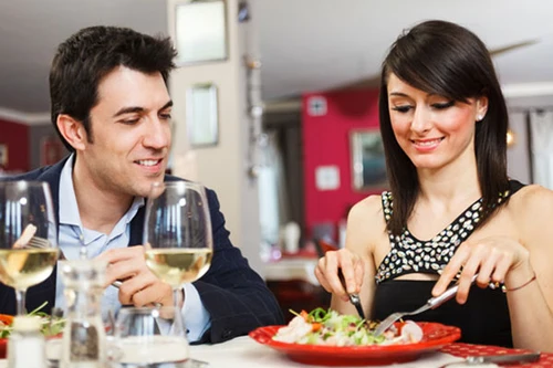 Không nói chuyện khi ăn sẽ ăn ít hơn