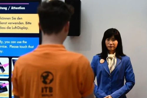 Bất ngờ với robot nói được 4 thứ tiếng