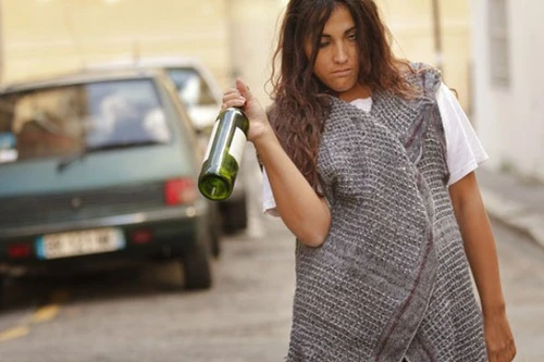 Lao từ tầng 3 xuống đất vì tưởng chồng là ma