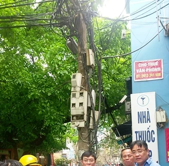 Sớm di dời cột điện để giảm ùn tắc
