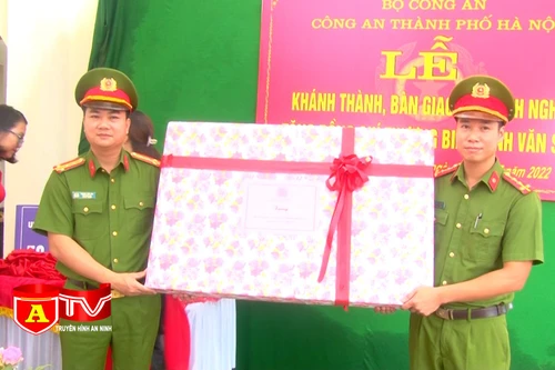 Khánh thành nhà tình nghĩa tặng đồng chí thương binh Công an huyện Thạch Thất 