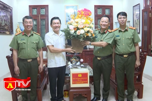 Thăm, tặng quà các đồng chí nguyên lãnh đạo CATP Hà Nội và thân nhân liệt sỹ CAND