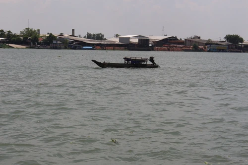 Xót xa mẹ ôm con trai bị bại não gieo mình xuống sông Hậu