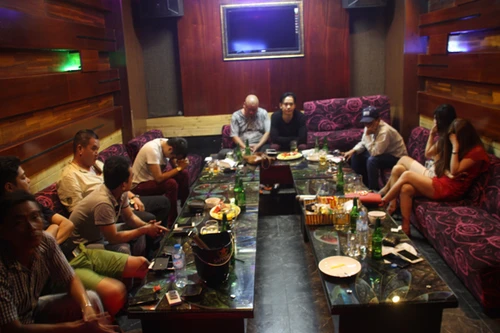 Cảnh sát đột kích tụ điểm karaoke, khách sạn bắt giữ 17 "dân chơi" ma túy
