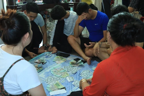  Bắt quả tang 20 đối tượng đánh bạc tại tòa nhà sang trọng ở Tây Đô