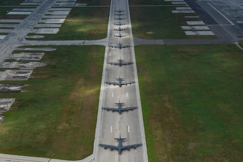 [ẢNH] Pháo đài bay B-52 Mỹ diễn tập 'voi đi bộ' ở đảo Guam