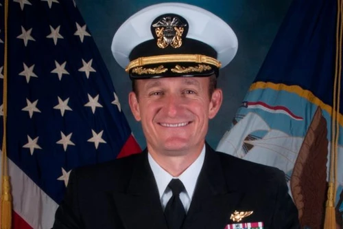 [ẢNH] Vận xui cho hạm trưởng bảo vệ thủy thủ: mất chức và nhiễm Covid-19