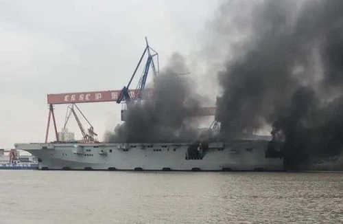 [ẢNH] Khi niềm tự hào Type 075 của Trung Quốc bốc cháy ngay tại bến cảng
