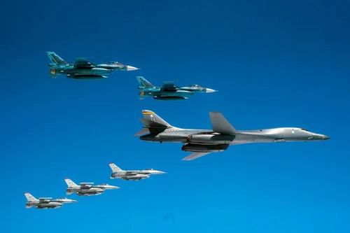 [ẢNH] Mỹ bất ngờ điều "pháo đài bay" B-1B Lancer đến Nhật Bản