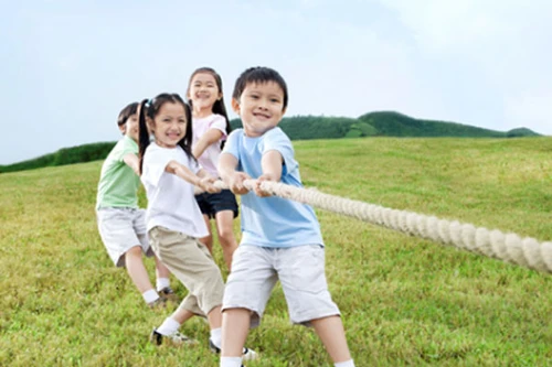 Trẻ chơi trong nhà nhiều dễ bị cận thị