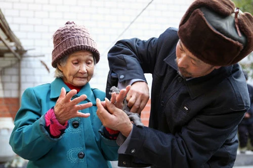 Tặng nhẫn kim cương vì ngưỡng mộ tình yêu của cụ bà 98 tuổi