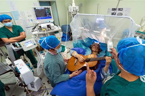 Vừa phẫu thuật não vừa chơi nhạc