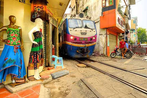 Ngắm Hà Nội từ… đường ray
