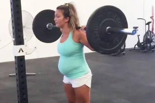 Mang thai 6 tháng vẫn nâng tạ 40kg