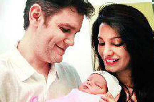 Hoa hậu sinh con từ trứng đông lạnh