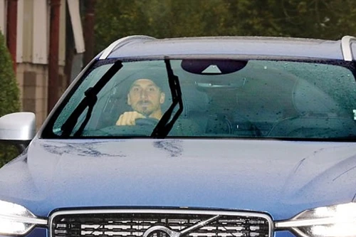 [ẢNH] Ibra, Lukaku và dàn sao M.U lạnh lùng đến sân tập, chờ đại chiến Liverpool