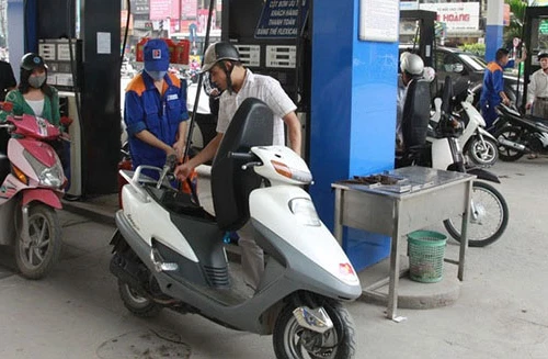 Giá xăng giảm 341 đồng/lít