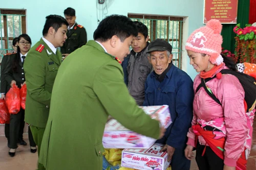 Những món quà tình nghĩa của Công an huyện Thường Tín dành cho đồng bào nghèo vùng cao 