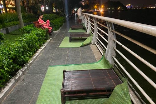 Con đường lãng mạn nhất Hà Nội bị chiếm dụng không thương tiếc