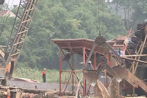 Họp báo vụ khai thác cát trái phép trên sông Hồng