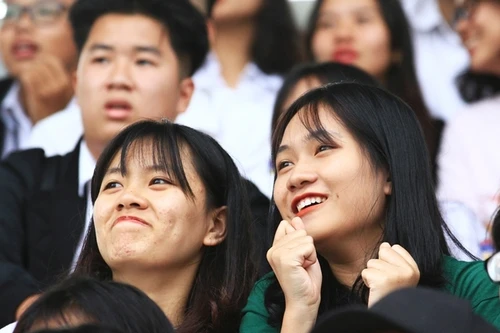 Muôn cảm xúc đáng yêu của các CĐV trên khán đài bóng đá học sinh Hà Nội