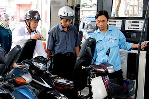 Giá xăng giảm mạnh hơn 600 đồng/lít