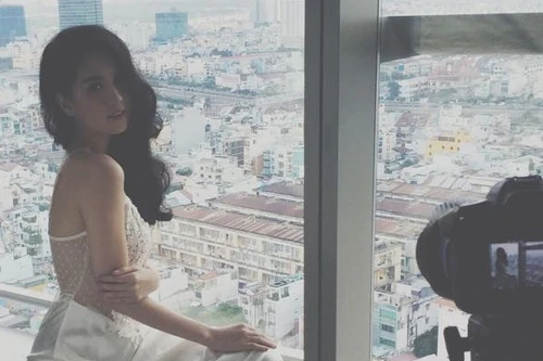 Ngọc Trinh lại gây sốt khi khoe ảnh hậu trường chụp quảng cáo