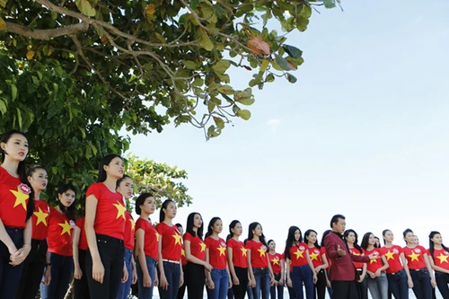 Thí sinh HHVN 2014 rực rỡ áo cờ đỏ sao vàng