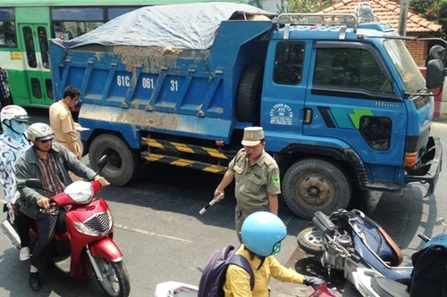 Cô gái trẻ la hét trong đau đớn khi bị xe ben cán gãy chân