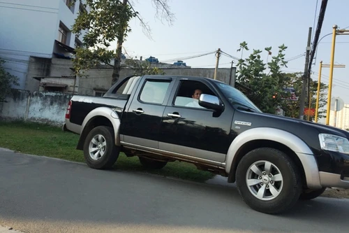 Tài xế tung cước đá gục tên trộm dùng bình xịt hơi cay 