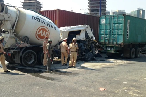 Hơn 30 phút nghẹt thở giải cứu tài xế mắc kẹt trong cabin biến dạng