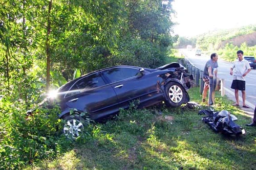 Xế hộp nát bét vì tài xế… ngủ gật! 