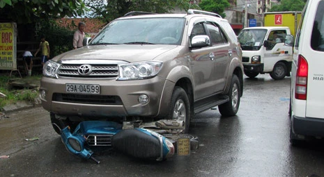 Xế hộp “nuốt chửng” xe máy