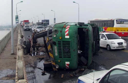 Xe rác “lộn cổ” vì sa “ổ voi” trên cầu Thăng Long